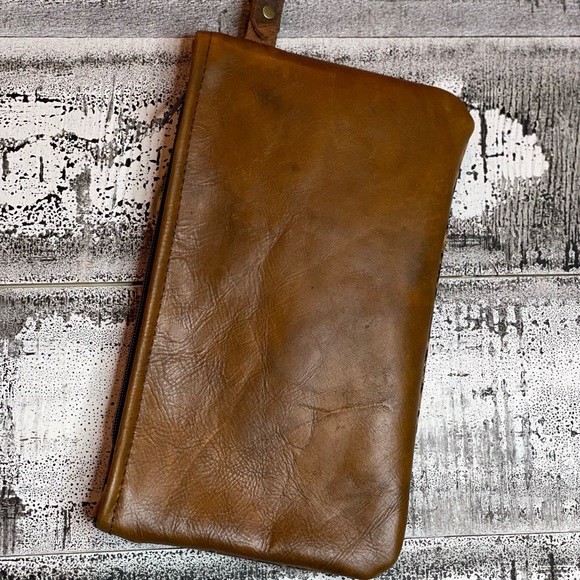 Cowhide brown Wristlet in embossed rose design, detachable strap, zippered - Picture 7 of 11